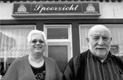 Martien en Lies Fransen voor hun café aan het spoor in Vortum-Mullem