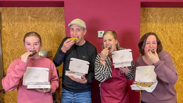 Teuntje Smits (tweede van rechts) met Saar, Peter en Mieke Winkelmolen